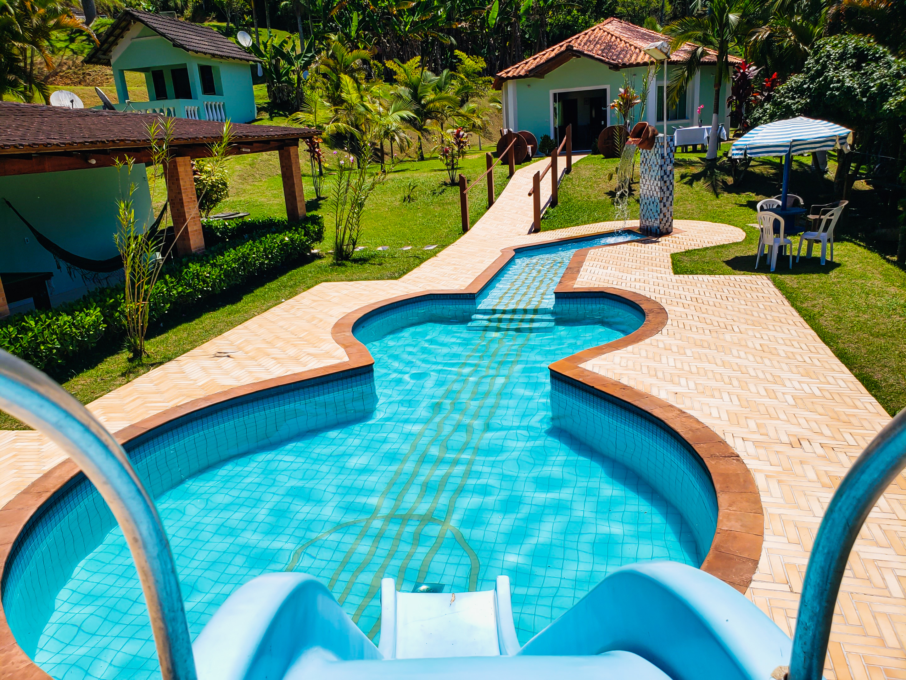 Piscina em formato de guitarra, Juquitiba