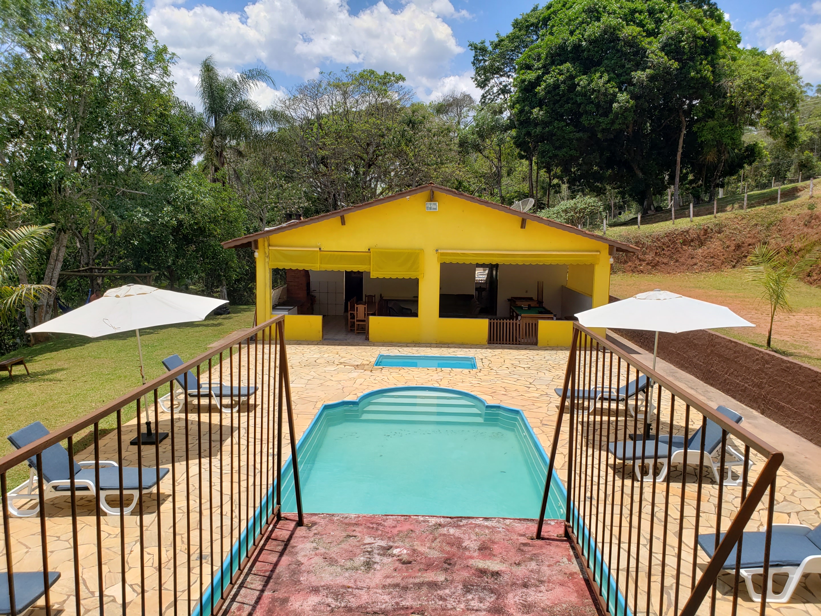 Piscina, lago e campo de futebol, Juquitiba